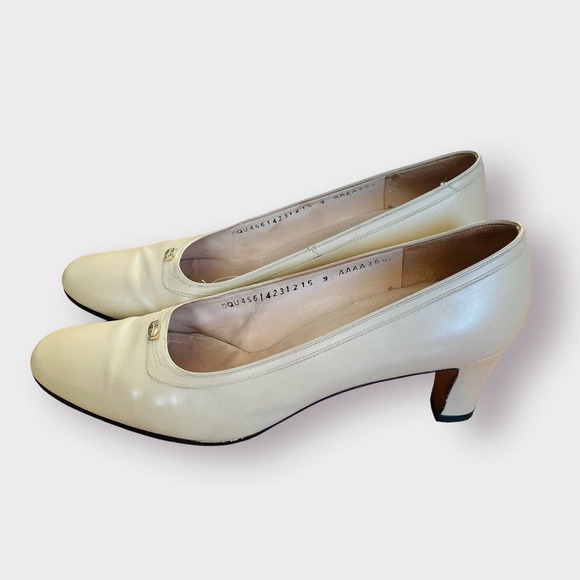 60s Ferragamo Cream Heels - Picture 4 of 8
